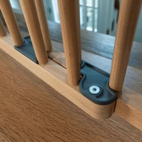 Baby Dan Vysoká schodišťová zábrana Mona, dřevěná, 65-110 cm