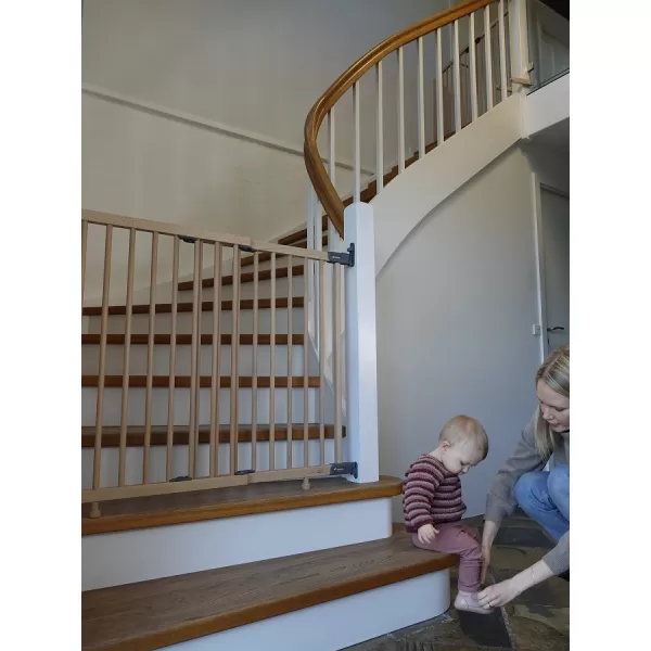 Baby Dan Vysoká schodišťová zábrana Mona, dřevěná, 65-110 cm