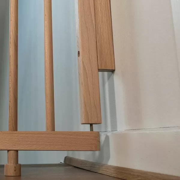 Baby Dan Vysoká schodišťová zábrana Mona, dřevěná, 65-110 cm