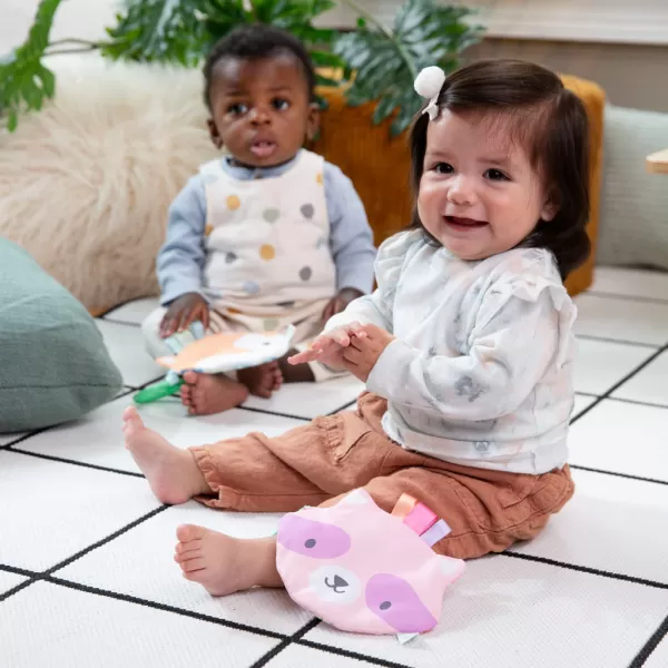 INGENUITY Hračka senzorická na C kroužku Crinklet™ mýval Deni 0m+