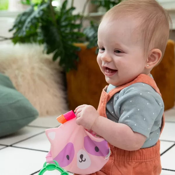 INGENUITY Hračka senzorická na C kroužku Crinklet™ mýval Deni 0m+