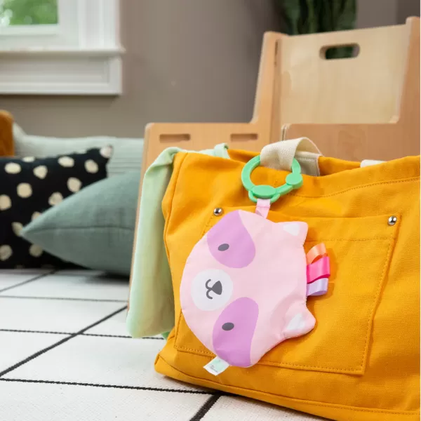 INGENUITY Hračka senzorická na C kroužku Crinklet™ mýval Deni 0m+