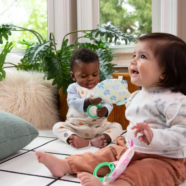 INGENUITY Hračka senzorická na C kroužku Crinklet™ mýval Deni 0m+