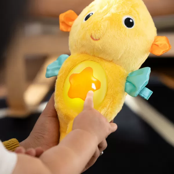 BABY EINSTEIN Hračka uklidňující se senzorem pláče mořský koník žlutý Sea Dreams Seahorse™ 0m+
