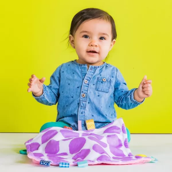 BRIGHT STARTS Mazlící dečka na C kroužku Little Taggies fialové tečky 0 m+